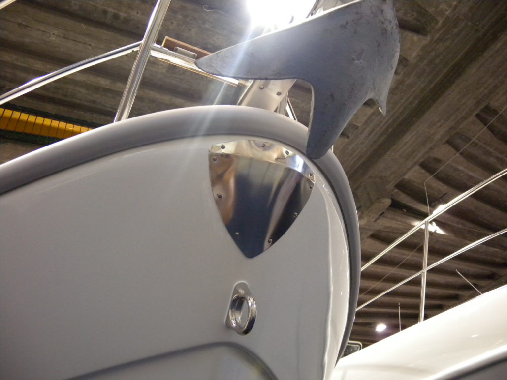 Boat with RADIAL 65 bow rail