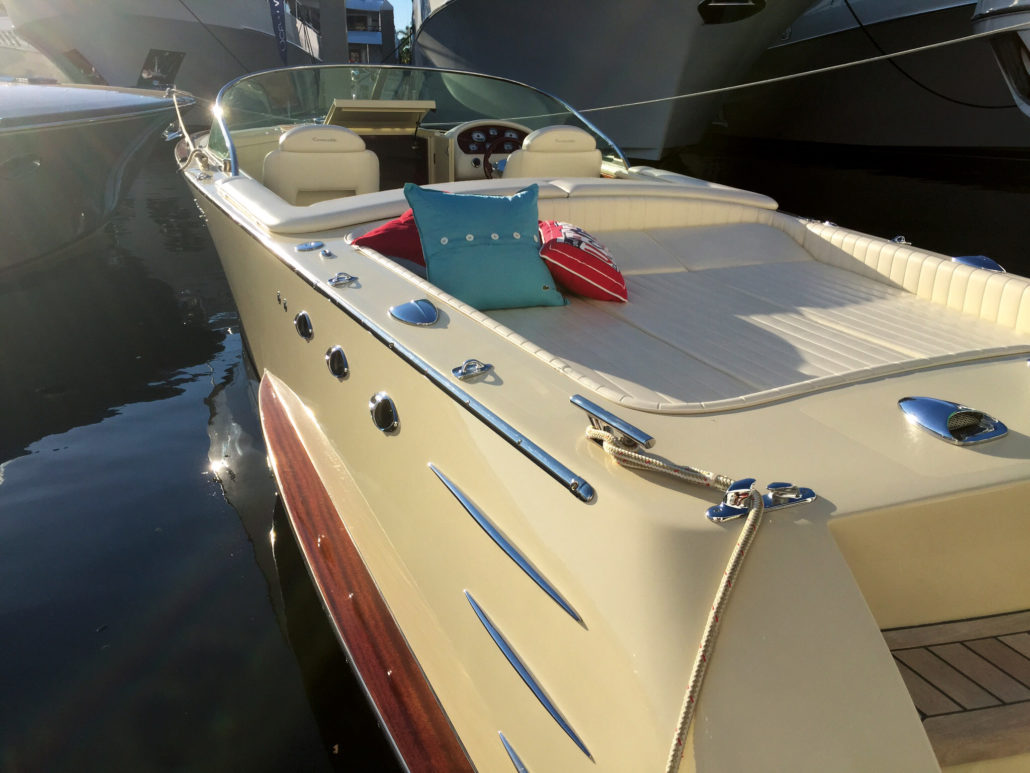 Boat with SPHAERA SLIM BASE 25