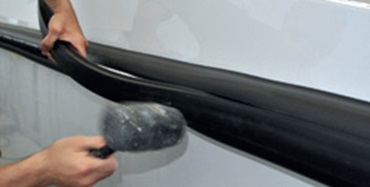 Bino: install rub-rail - Apply the closing profile Bino: install rub-rail - Apply the closing profile